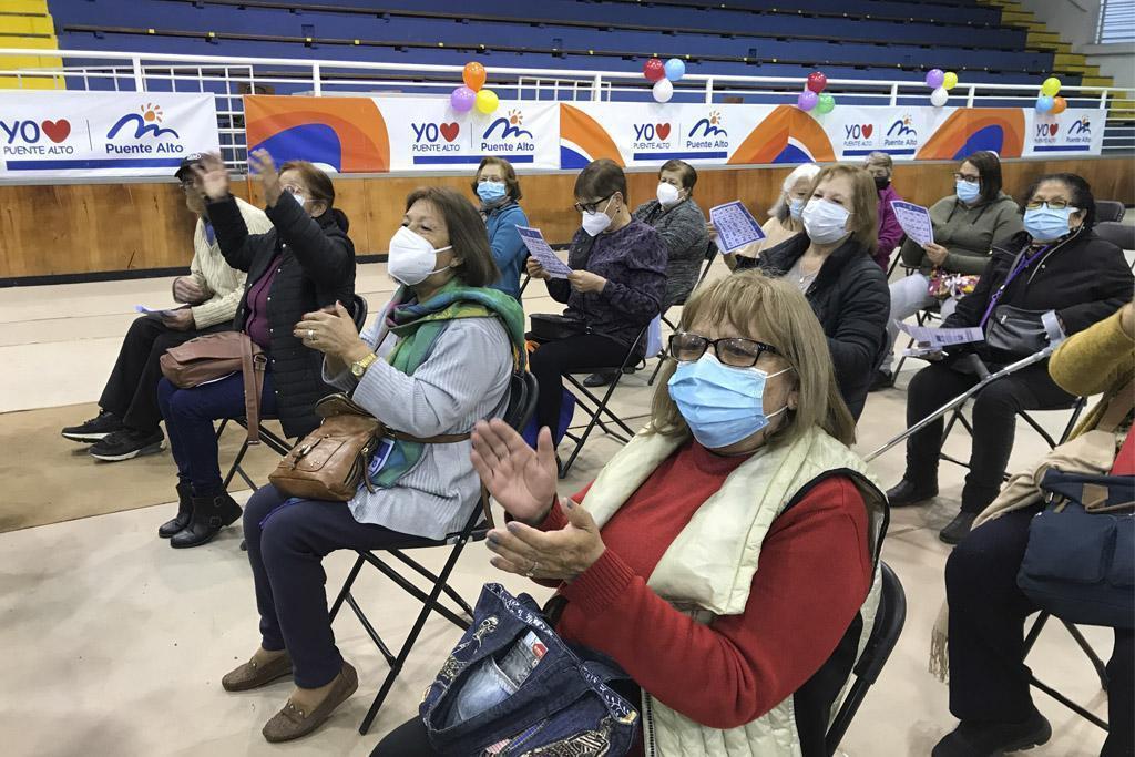 ADULTOS MAYORES DE PUENTE ALTO DISFRUTARON DE UNA JORNADA RECREATIVA INSPIRADA EN SÁBADOS GIGANTES