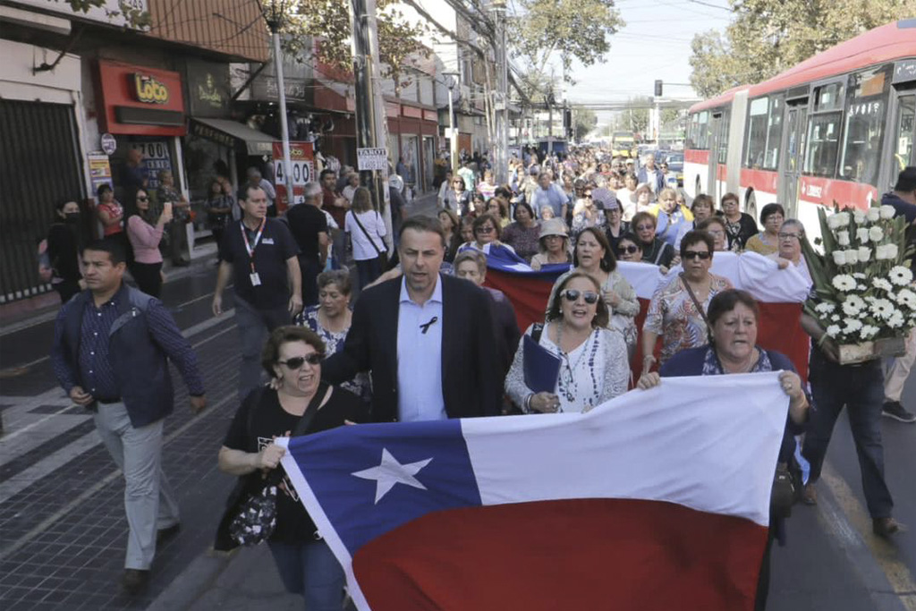 ALCALDE CODINA Y VECINOS MARCHAN HASTA COMISARÍA PARA RESPALDAR A CARABINEROS