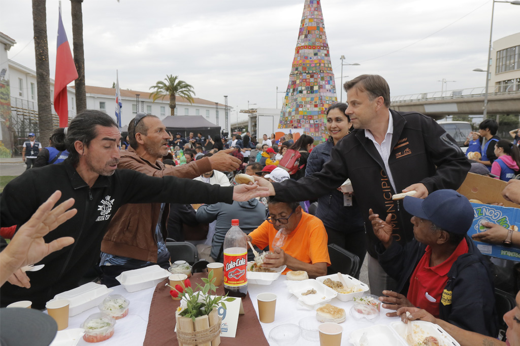 MÁS DE 150 PERSONAS EN SITUACIÓN DE CALLE PARTICIPARON DE LA CENA DE FIN DE AÑO EN PUENTE ALTO