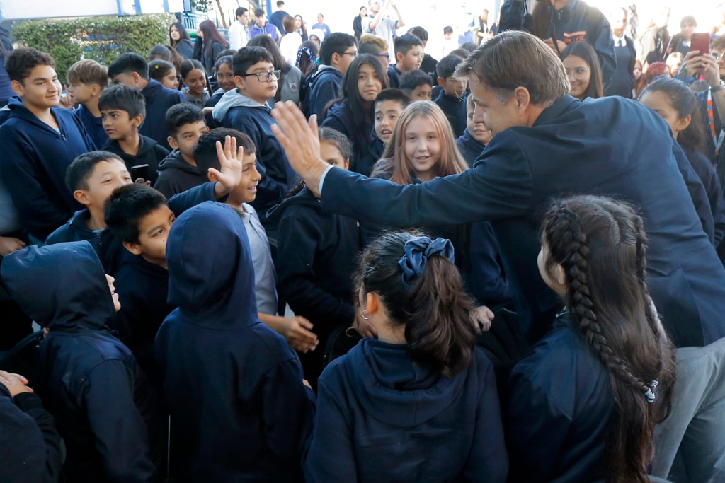 EN INAUGURACIÓN DEL AÑO ESCOLAR 2024, EL ALCALDE DE PUENTE ALTO LLAMÓ A LOS ESTUDIANTES A DEJAR DE LADO LOS CELULARES Y A COMPARTIR MÁS CON LOS COMPAÑEROS