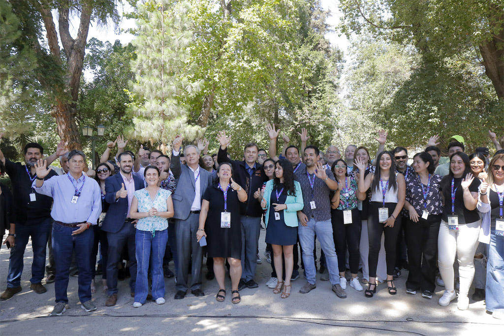 PUENTE ALTO LE ABRE LAS PUERTAS AL CENSO 2024: ALCALDE CODINA VISITA A COORDINADORES DE GRUPO EN PARQUE GABRIELA