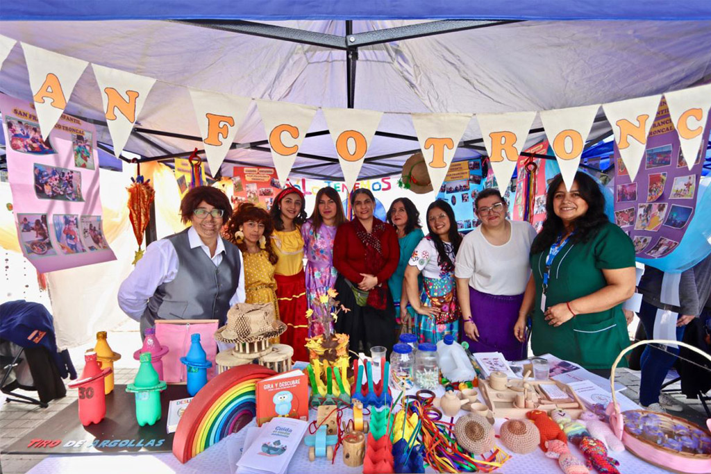 LOS JARDINES INFANTILES MUNICIPALES DE PUENTE ALTO SE LUCIERON EN FERIA DE PRÁCTICAS INNOVADORAS Y DIFUSIÓN REALIZADA EN LA PLAZA DE PUENTE ALTO