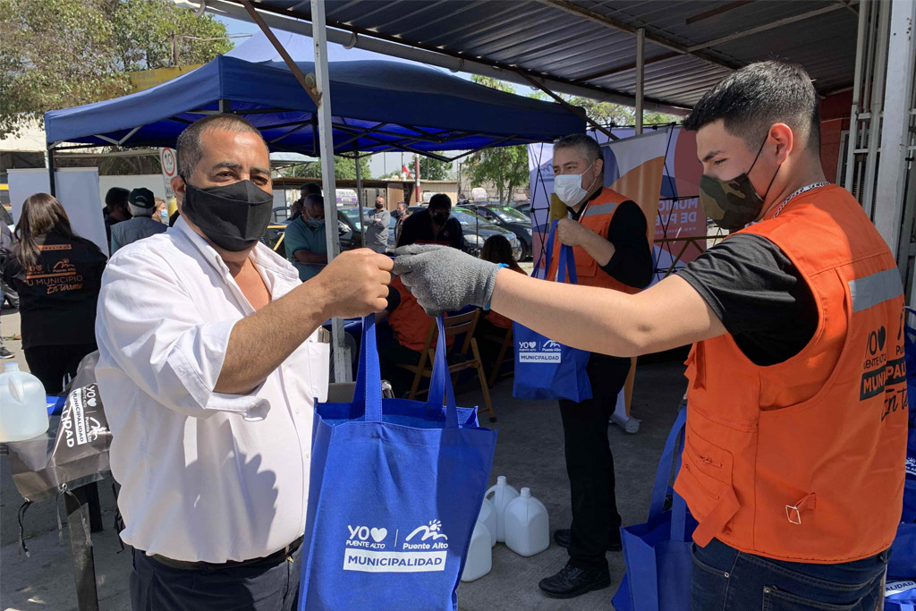 COLECTIVEROS DE PUENTE ALTO RECIBIERON KITS SANITARIOS