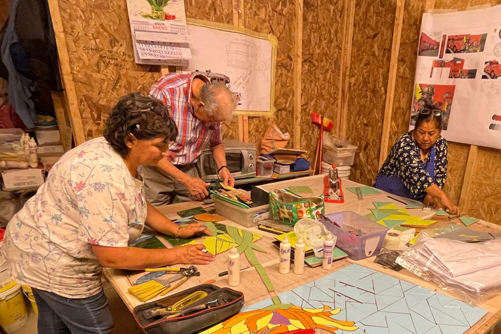 MUNICIPALIDAD Y VECINOS CONSTRUYEN NUEVO MOSAICO EN METRO PLAZA DE PUENTE ALTO