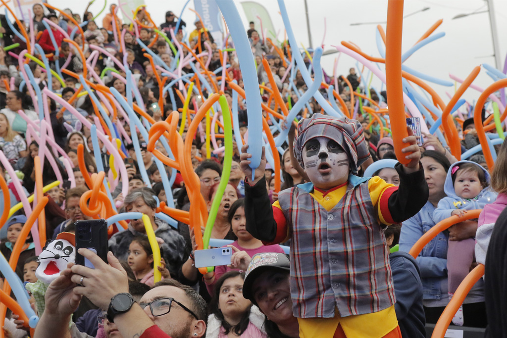 ESPECTACULAR SHOW DE CACHUREOS LLENÓ DE MÚSICA Y ALEGRÍA EL FRONTIS MUNICIPAL