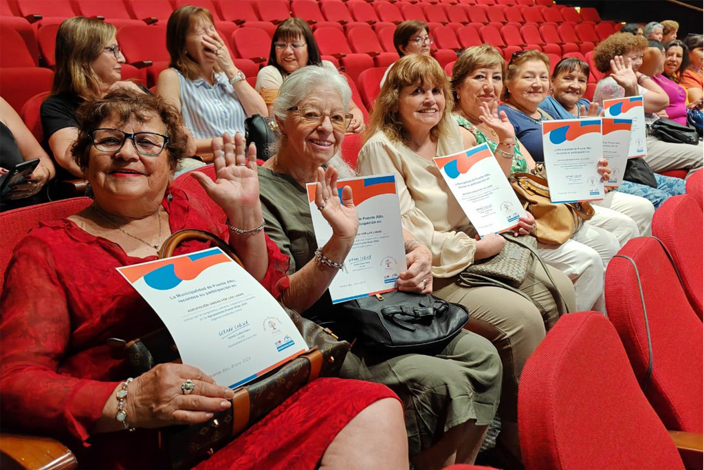 MÁS DE 1.400 VECINAS Y VECINOS SE GRADUARON DE TALLERES DEL PROGRAMA “PUENTE MUJER 2023”