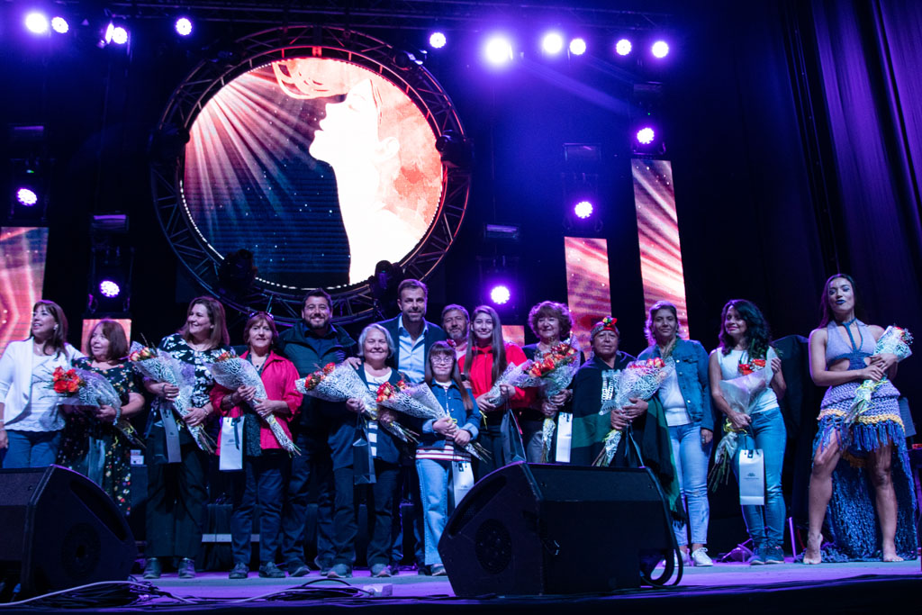 MILES DE MUJERES PUENTEALTINAS CONMEMORARON SU DÍA JUNTO A VILLA CARIÑO Y ASTRID VEAS.